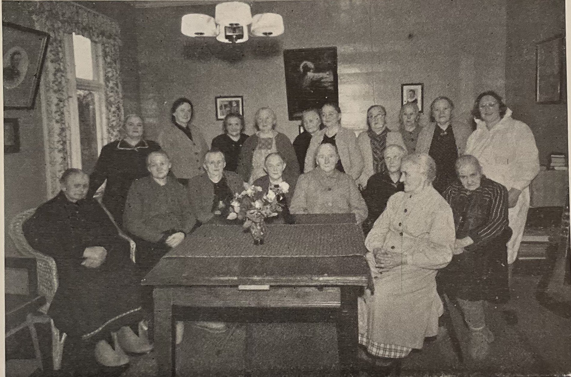 Ståande frå venstre: Agnes Kalsås, Karoline Vevle, Maria Haugland, Petra Garnes, Karoline Stokke, Petra Skår, Elisabeth Pedersen, Karoline Kvamme, Maria Taule og bestyrarinna, frøken Teigland. Sitjande frå venstre: Johanna Palmesen, Barbro Ekanger, Synneva Loftås, Karoline Loftås, Marta Revheim, Anna Vevle, Johanna Rolland og Cecilie Trengereid.
