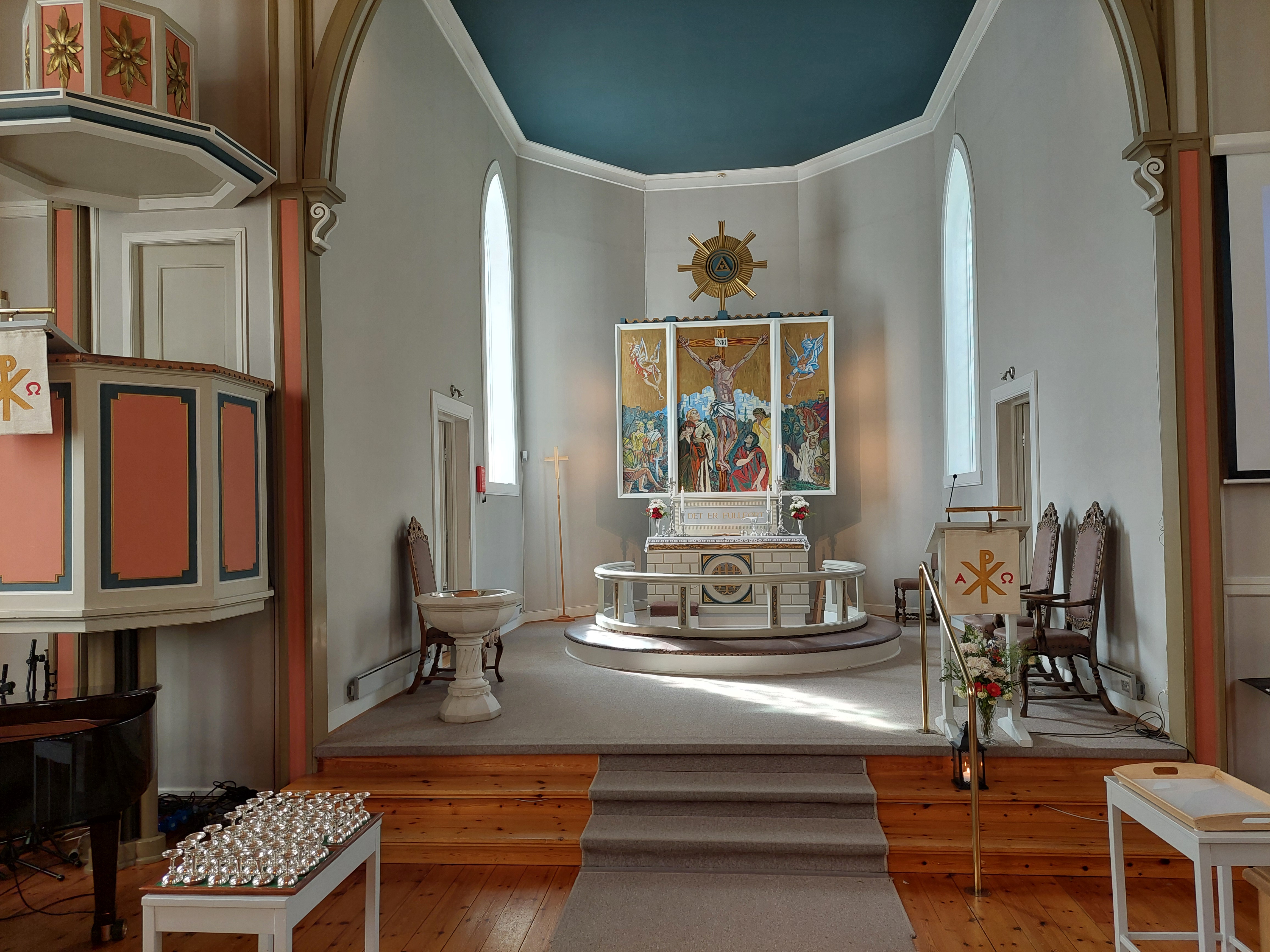 Ytre Arna kyrkje - altarparti og kor (foto: IF)