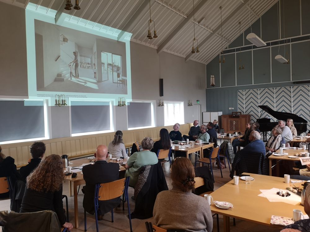 Forsamlingen følger med på presentasjon av hvordan domkirka vil se ut når den er ferdig.