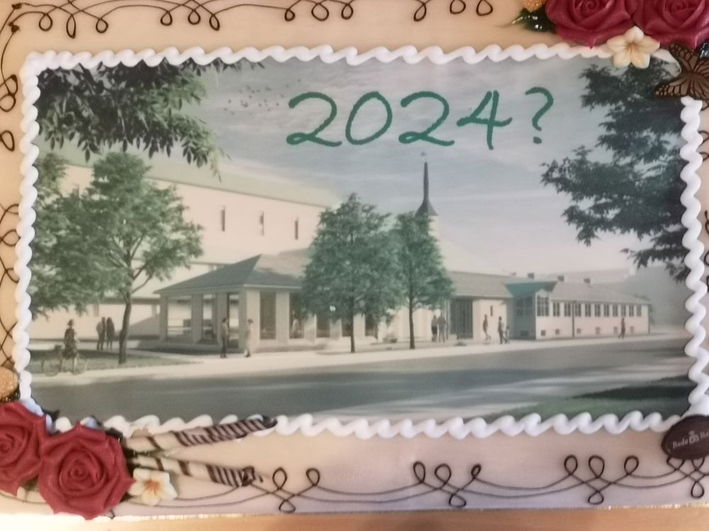 Vinneren feires med en kake. Blir kirka ferdig til 2024?