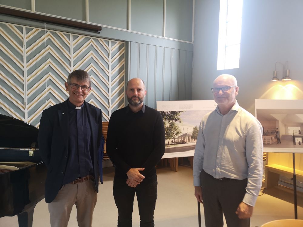 Sokneprest Kyrre Kolvik sammen med vinneren Nils Ole Brandtzæg fra Atelier Oslo (i midten) og kirkeverge Tom Solli.