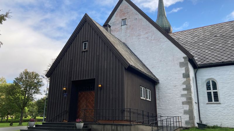 Nyetablert og permanent rullestolramp er på plass utenfor Bodin kirke. Foto: Karl Wika