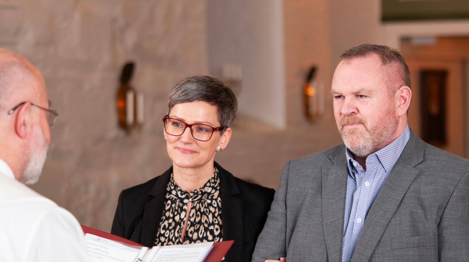 Foto: Audun Haugen / Den norske kirke. Bildet viser  et par som gifter seg på drop-in-bryllup i en annen kirke.