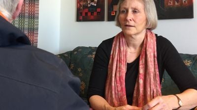 Diakon Vigdis Larsen i samtale med en som trenger noen å snakke med. Foto: Rønvik kirke