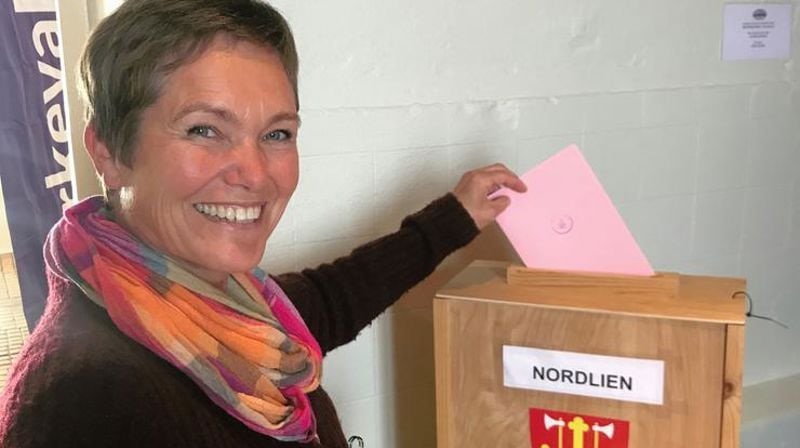 Illustrasjonbilde av en person som stemmer ved kirkevalget. Bildet er fra et annet sted i landet.