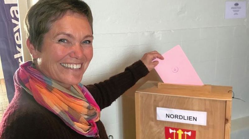 Illustrasjonbilde av en person som stemmer ved kirkevalget. Bildet er fra et annet sted i landet.