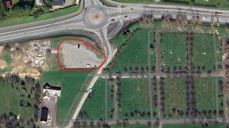 Foto: Google Maps. Bildet viser Bodø kirkegård og tilhørende parkeringsplass med markering hvor det vil asfalteres.