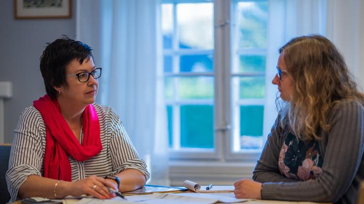 Foto: Den norske kirke/Torstein Kiserud. Bildet illustrerer en daglig leder i samtale med en av sine ansatte.