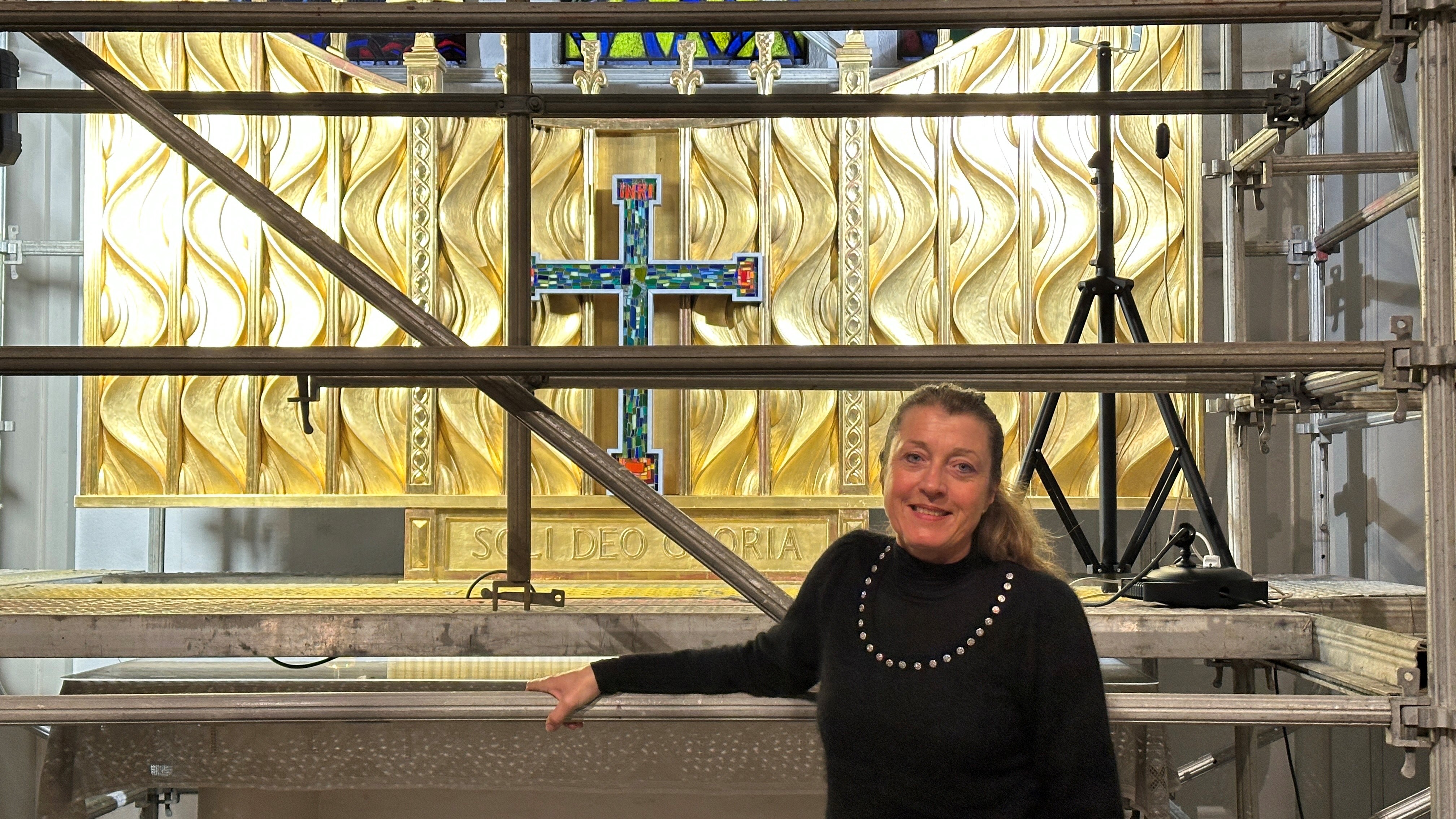 Foto: Thomas Jentoft. Bildet viser konservator Stephanie Backes foran den ferdige altertavla i Bodø domkirke. 