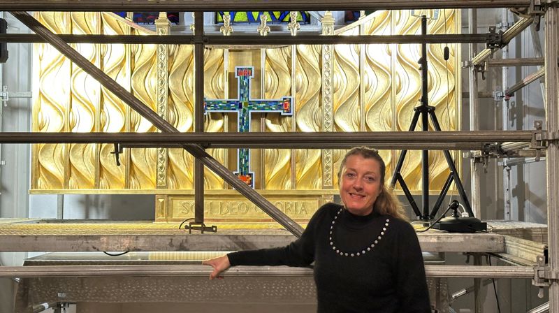 Foto: Thomas Jentoft. Bildet viser konservator Stephanie Backes foran den ferdige altertavla i Bodø domkirke.