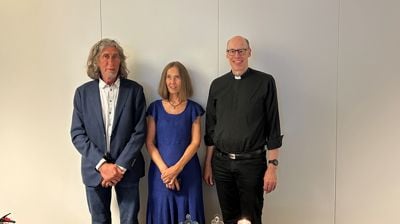 Brudeparet sammen domprost Torkel Irgens etter at de ble erklært rette ektefolk bare litt over 2 timer etter at de meldte inn sin bestilling av vielse til kirkekontoret. Bildet er tatt og offentliggjort i samråd med ekteparet.