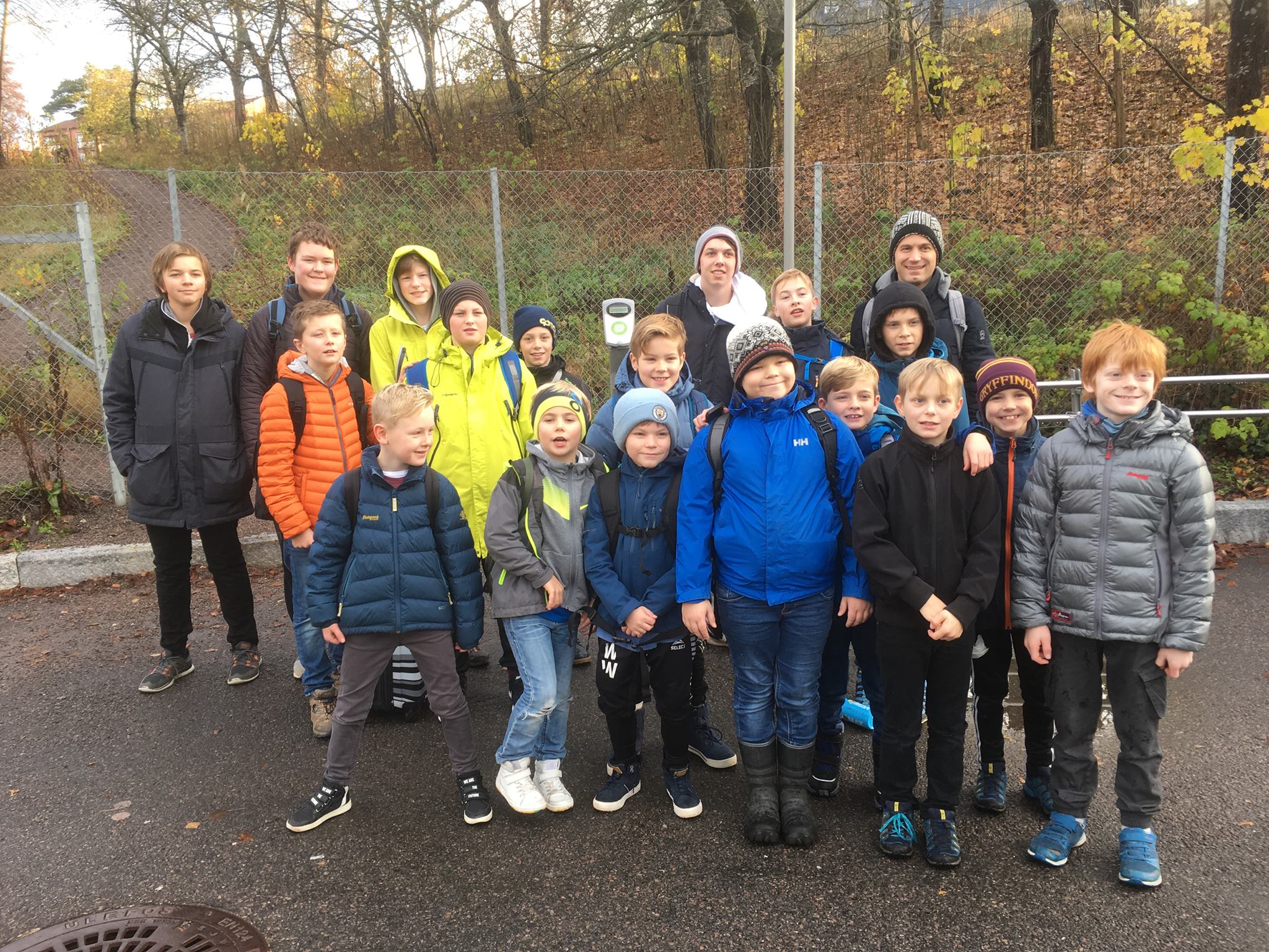 Guttekoret på togperrongen i Oslo i forbindelse med en konsert sammen med blant andre Sølvguttene i 2018. Foto: privat