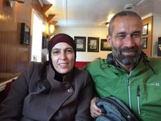 Den palestinske guiden Nedal Sawalme sammen med sitt reisefølge fra Palestina. Foto privat.