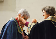 Ann-Helen Fjeldstad Jusnes mottar biskopkjedet av Preses Helga Byfuglien. Foto: Thomas Jentoft