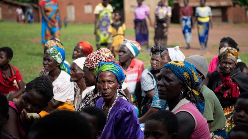 Folket i Malawi skoleres om sine rettigheter, slik at de får kjennskap til hva de kan kreve av kompensasjon for tapte inntekter når store gruveselskaper tar seg til rette på deres dyrkede marker og beiteområder. Foto: Håvard Bjelland / Kirkens Nødhjelp