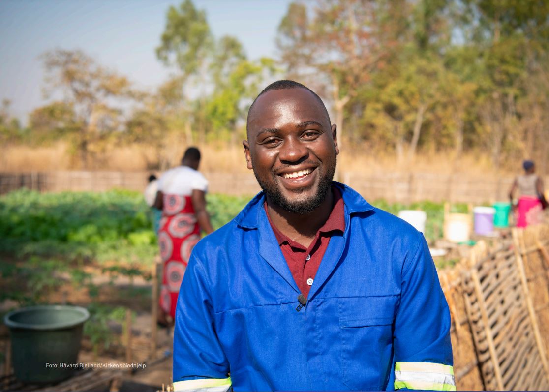 Takondwa Phanga er en av Kirkens Nødhjelps agronomer i Malawi. Foto: Håvard Bjelland / Kirkens Nødhjelp