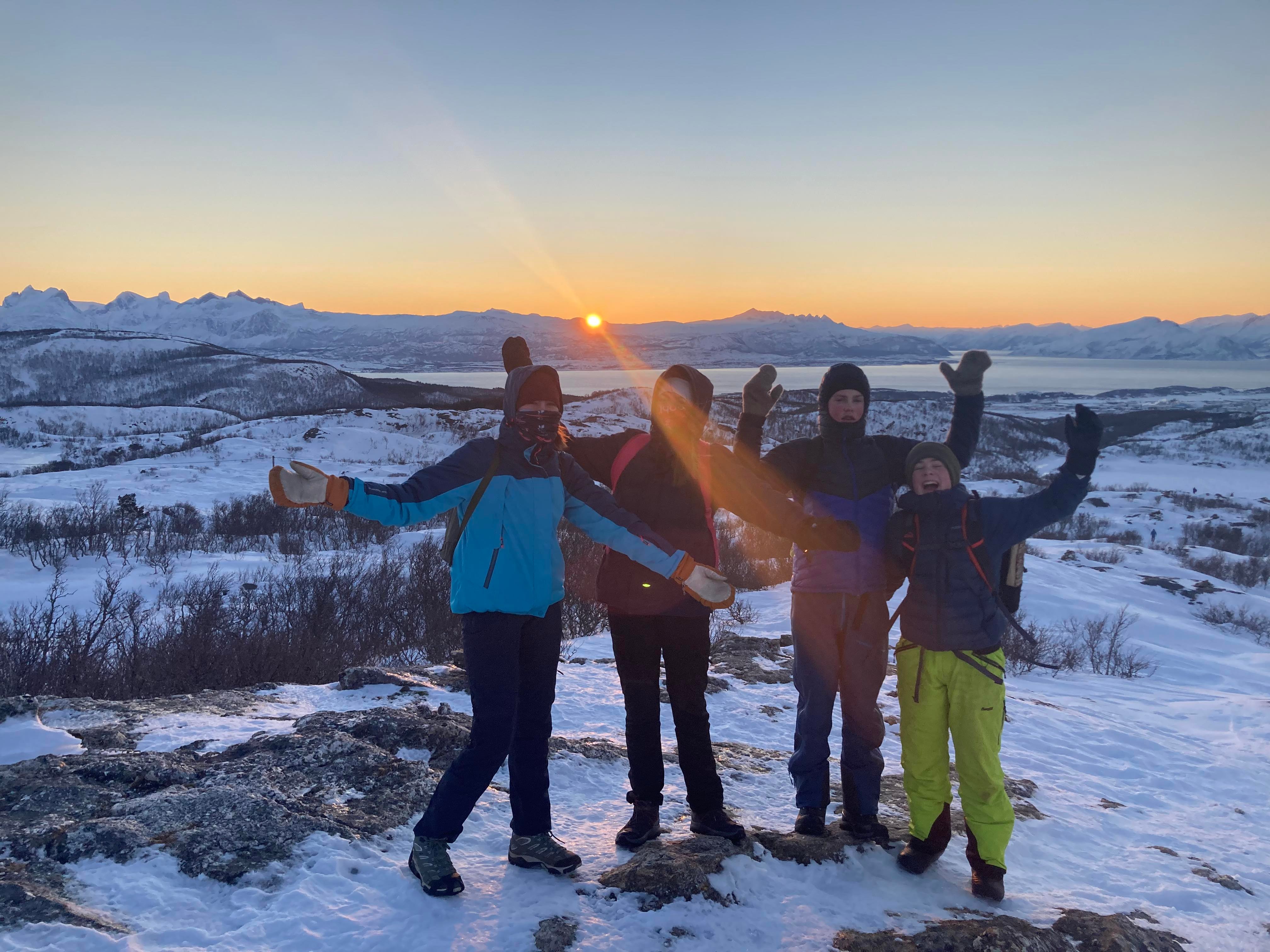 Mørketidstur på Keiservarden med konfirmanter i desember, siste glimt av sola. Foto: S.Persson