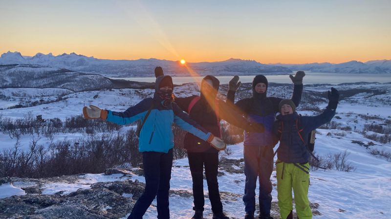 Mørketidstur på Keiservarden med konfirmanter i desember, siste glimt av sola. Foto: S.Persson