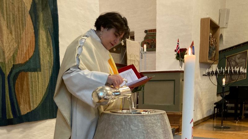 Kapellan Simone Schiebold heller vann i døpefonten.