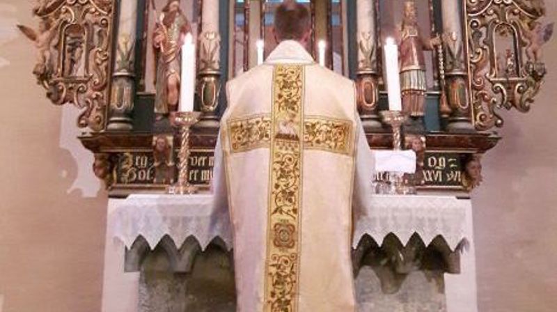 Sokneprest Jan Ivar Vorren iført messehakel sammen med Trond Kverno