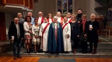 Her er diakonene Christina Ellefsen til venstre, og Ingrid Løkken til høyre for biskopen, sammen med forbedere og representanter for arbeidsgiverne deres