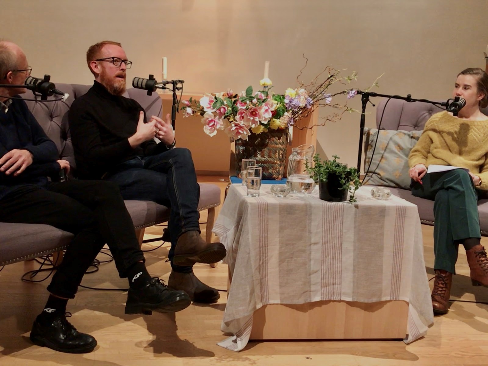 Odd Eidner (prest), James McGuirk (professor i filosofi) og Kristin Jenssen (ungdomsprest) i sofasamtalen om når vitenskapen møter troen. 