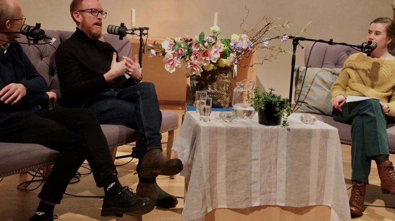 Odd Eidner (prest), James McGuirk (professor i filosofi) og Kristin Jenssen (ungdomsprest) i sofasamtalen om når vitenskapen møter troen.