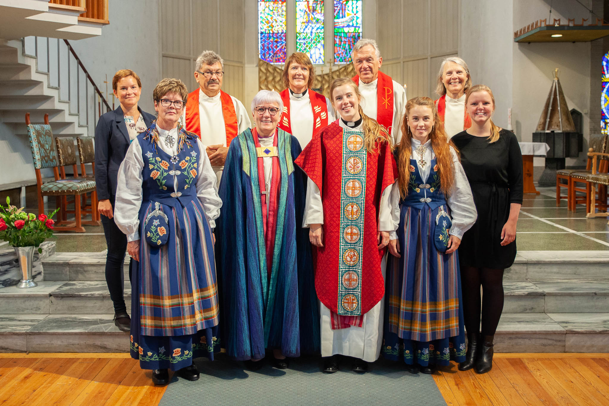 Bak fra v: Gro Bergrabb, Rolf Arne Tjøstheim, Hilde Fylling, Svein Olaf Thorbjørnsen og Elin Vangen. Foran fra v: Margrethe Riibe, Ann-Helen Fjeldstad Jusnes, Kristin Jenssen, Charlotte Jenssen og Invild Bjørnøy Lalim.             Foto: Henrik Dvergsdal for Nordland Musikkfestuke
