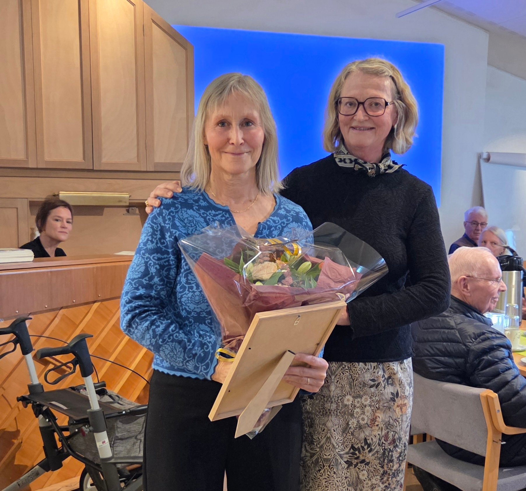 Vigdis Larsen blir takket for sin innsats med blomster, gave og varme ord, overbrakt av nestleder i Rønvik menighetsråd, Astrid Arnøy.