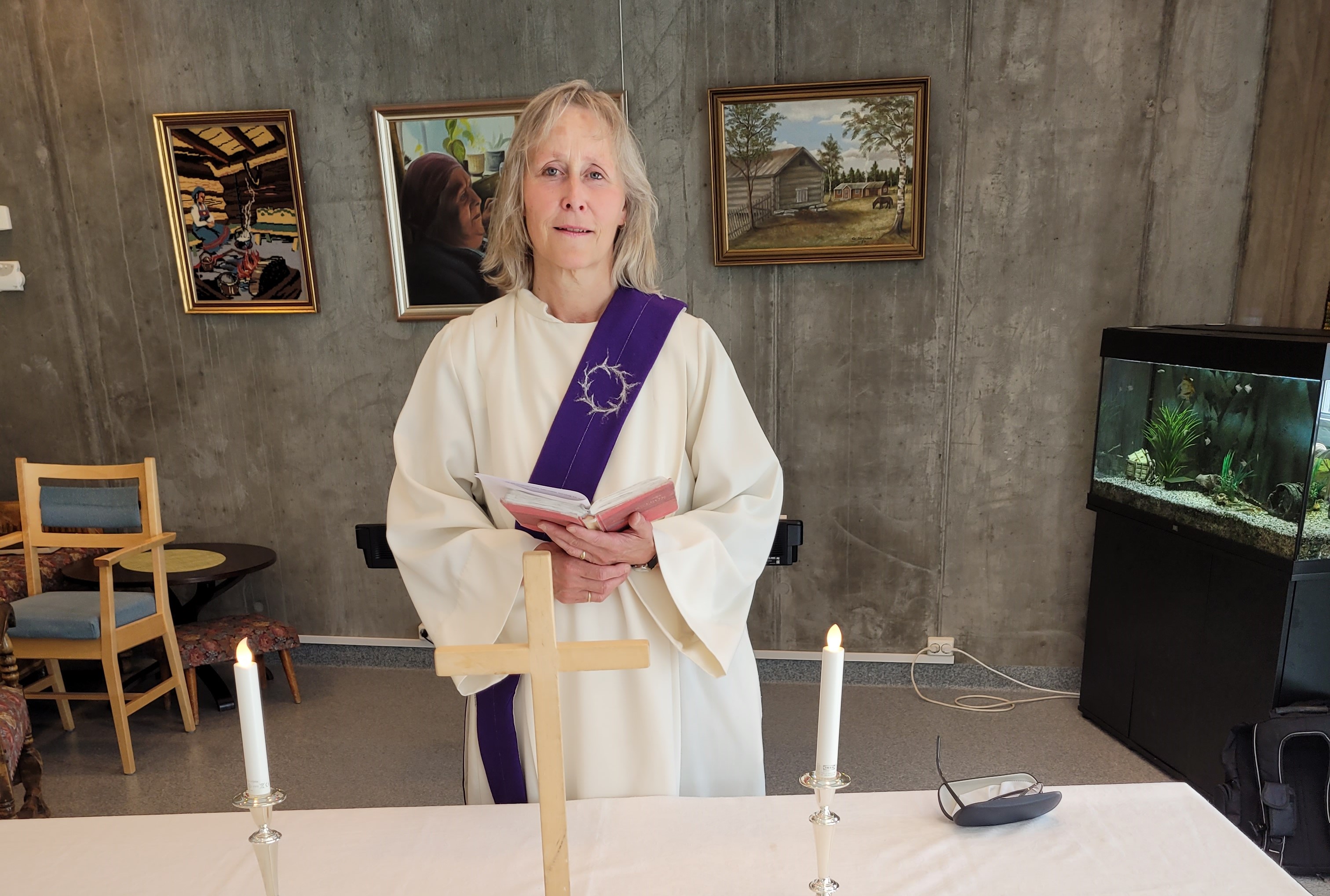 Diakon Vigdis Larsen på sykehjemsbesøk