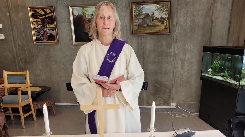 Diakon Vigdis Larsen på sykehjemsbesøk