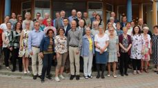 Vårfest 2018 Frivillige og ansatte på trappa Foto:Ståle Sårheim