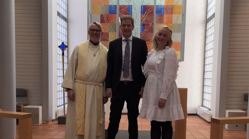 Jeanette og Jan Ove hadde først tenkt å bruke lille alteret på siden i Rønvik kirke. Men når de kom til kirka for en samtale tidligere samme uke, ombestemte de seg. Rønvik Kirke har et rom som flyter sammen og selv fremme med storalteret er det ikke for mye pomp og prakt. Det er et fint allrom.