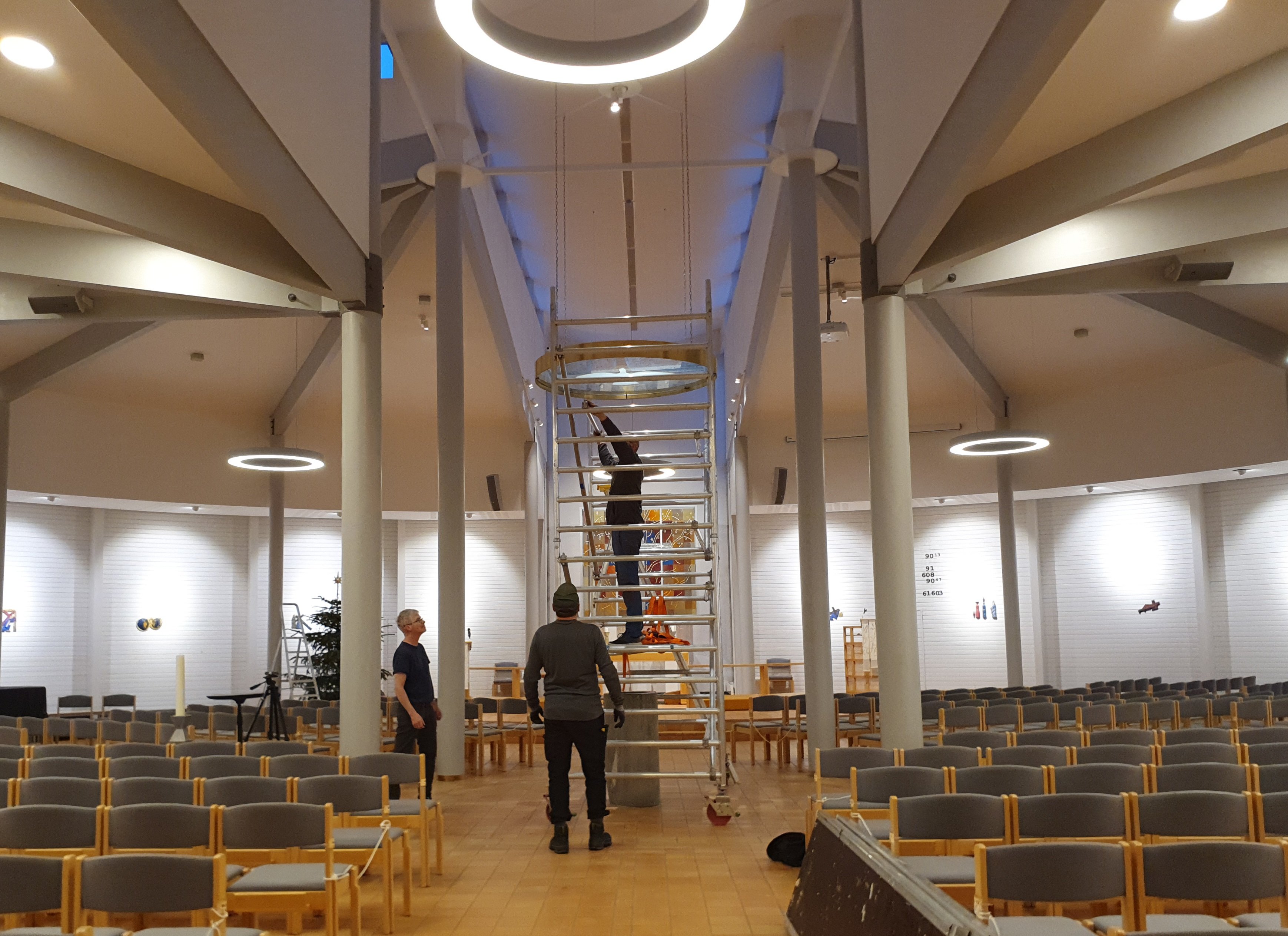 Fra venstre Tor Solheim og Leidulf Jensen. Bjørn Hansen er høyest opp i stillaset.    Foto: Monica Nilsen  