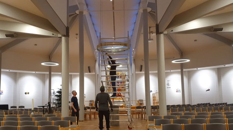 Fra venstre Tor Solheim og Leidulf Jensen. Bjørn Hansen er høyest opp i stillaset. Foto: Monica Nilsen