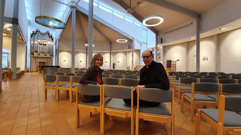 Diakon Vigdis larsen og sokneprest Torkel Irgens sitter på tomme kirkebenker.       Foto: Monica Nilsen