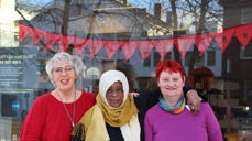 Gerd, Hassadat og Wigdis jobber i NMS gjenbruksbutikk. Foto:Ståle Sårheim