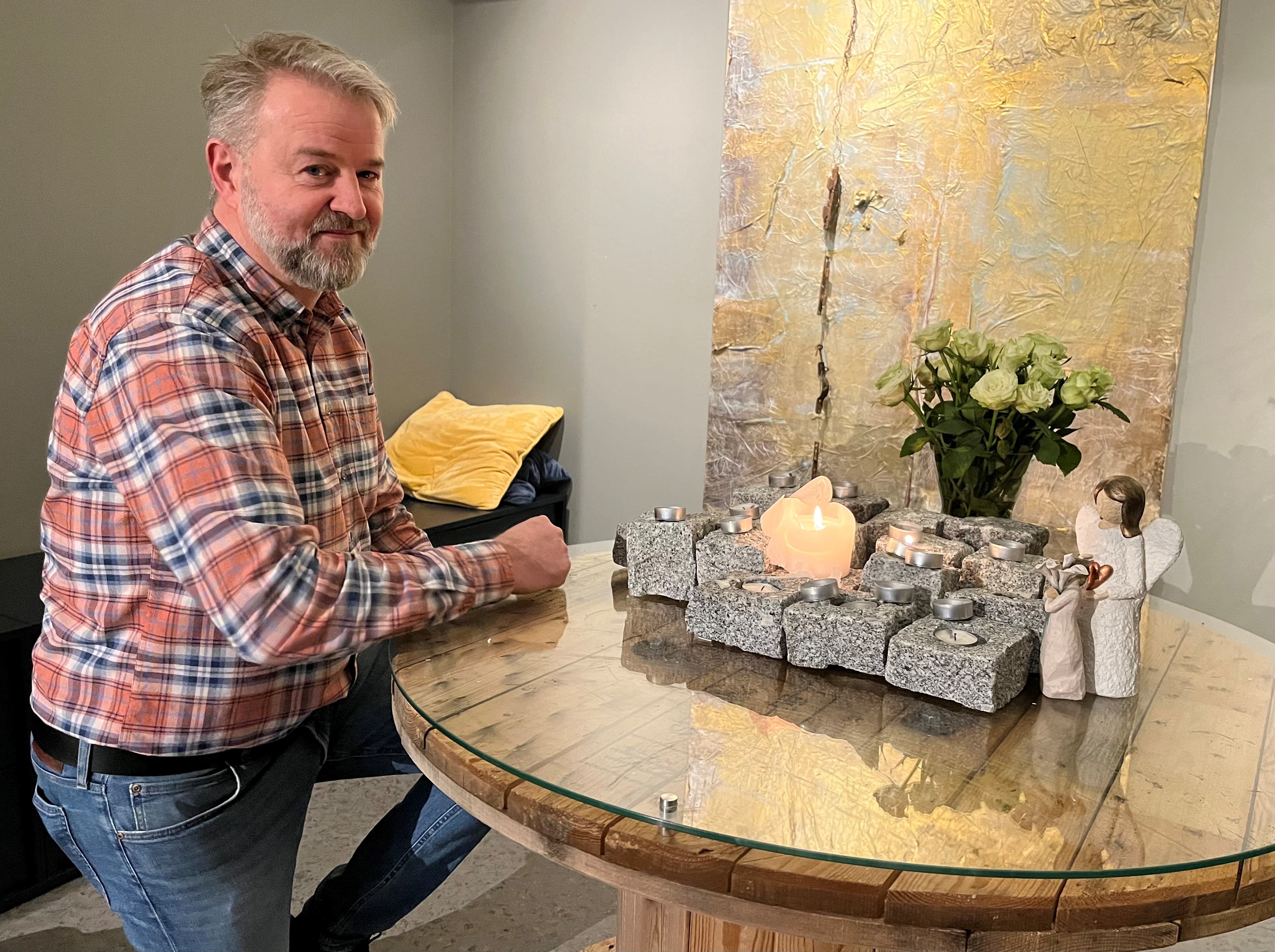 Lars Vestnes ved lystenningsstedet  Foto: Torkel Irgens