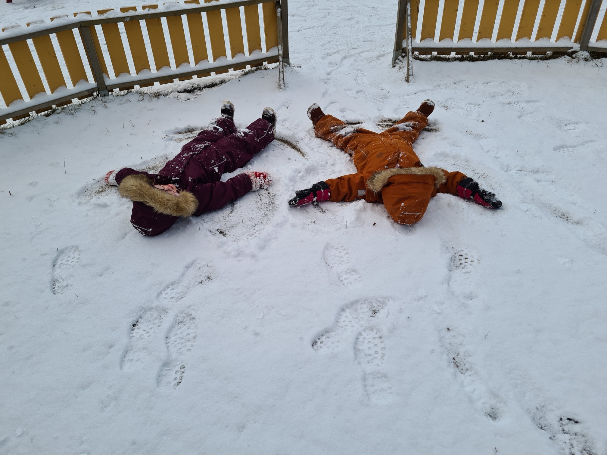 Menighetsbarnehagen. Bildetekst Engler i snøen. Foto Heidi Vollen.jpg