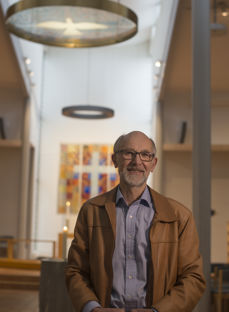 Arkitekt Reidar Berg føler at Rønvik kirke ble det lune, varme rommet han ønsket å skape, og er glad når han hører at brukerne av kirka opplever det på samme måte. Foto: Arvid Larsen