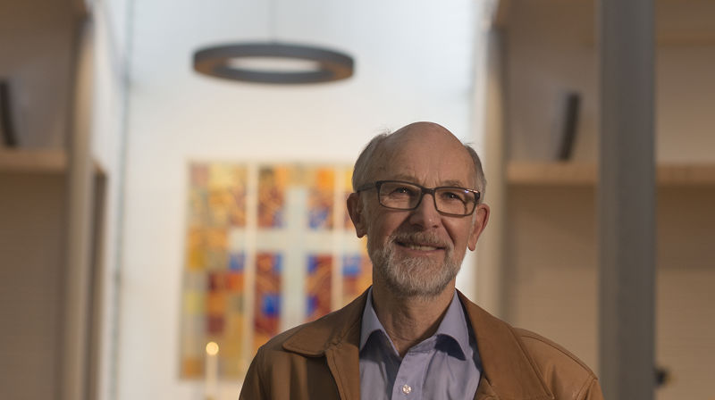 Arkitekt Reidar Berg føler at Rønvik kirke ble det lune, varme rommet han ønsket å skape, og er glad når han hører at brukerne av kirka opplever det på samme måte. Foto: Arvid Larsen