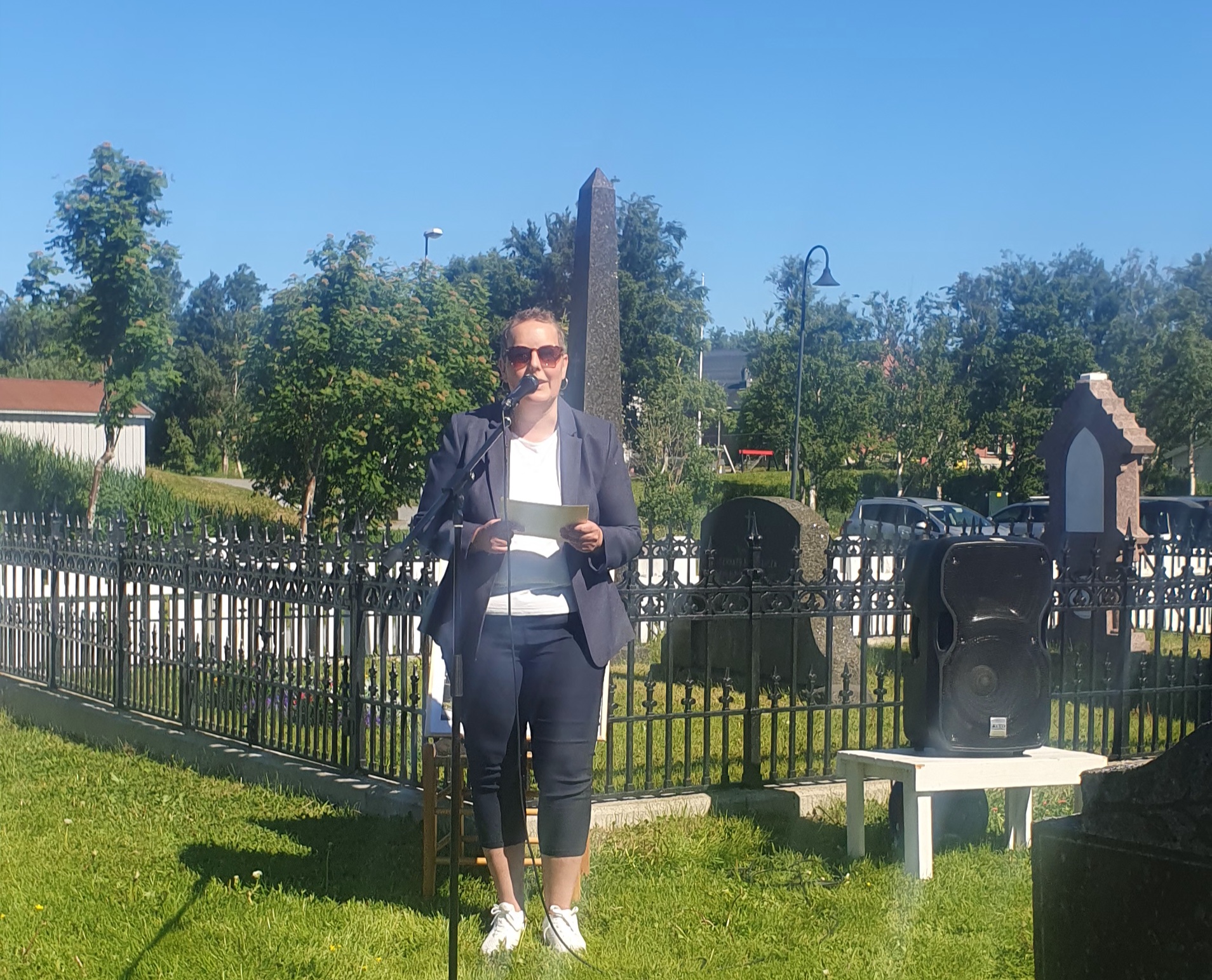 Erika Søfting holdt sitt innlegg foran det renoverte gravstedet. Foto: Monica Nilsen
