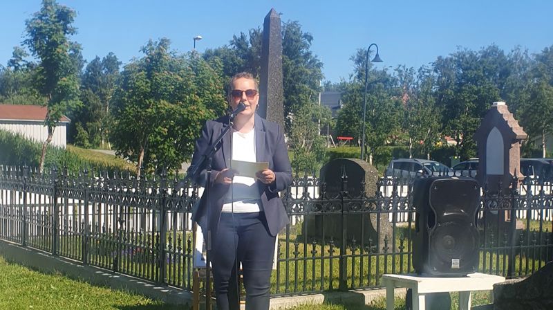Erika Søfting holdt sitt innlegg foran det renoverte gravstedet. Foto: Monica Nilsen