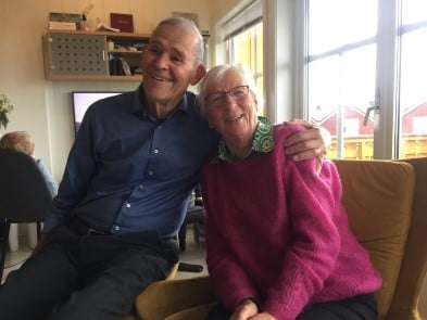 Hjertelig gjensyn på Kjerringøy mellom Gudrun og Eivind.