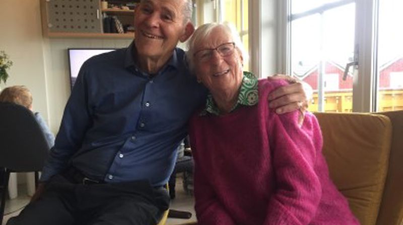 Hjertelig gjensyn på Kjerringøy mellom Gudrun og Eivind.