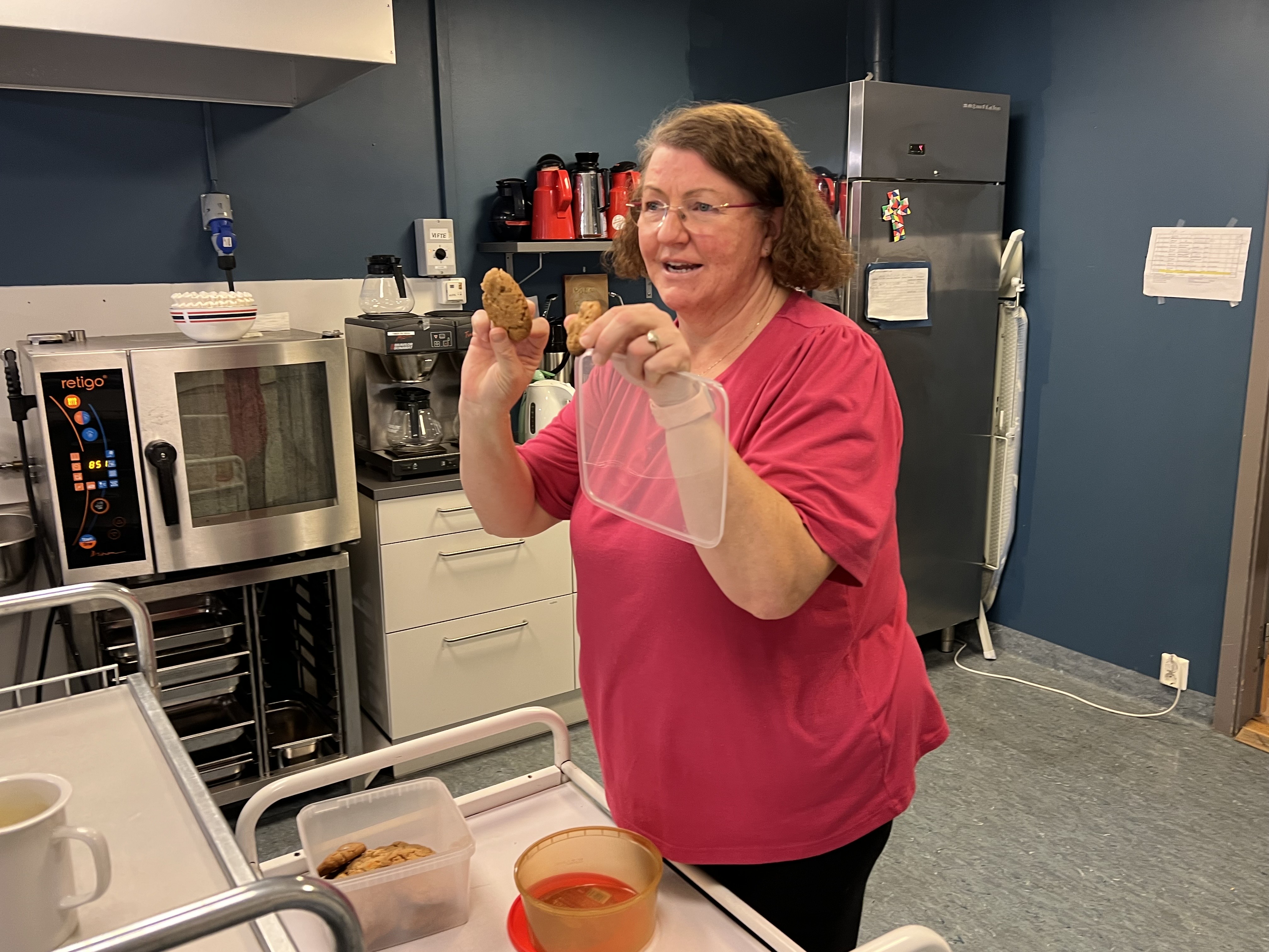 Kateket Linn Marit Daljord Knutsen viser frem baksten