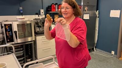 Kateket Linn Marit Daljord Knutsen viser frem baksten