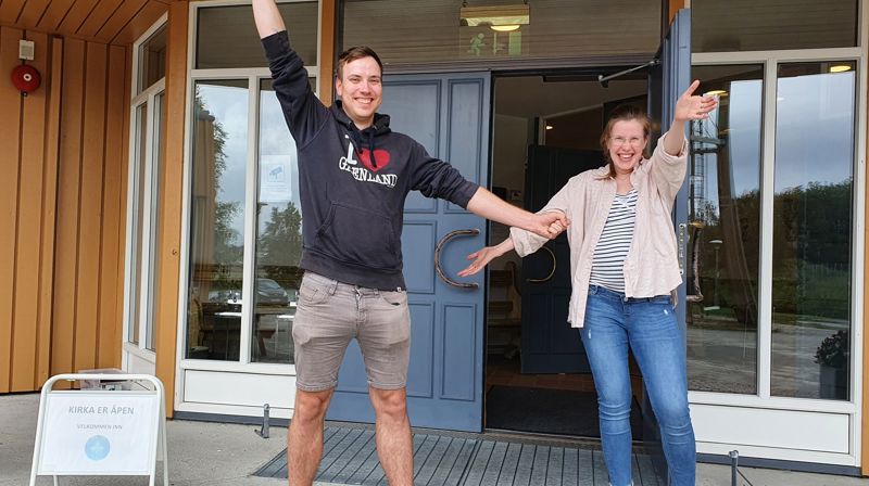 Ny medarbeider i Rønvik Ung Haakon Solbakken sammen med prestevikar Kristin Jenssen   Foto: Monica Nilsen