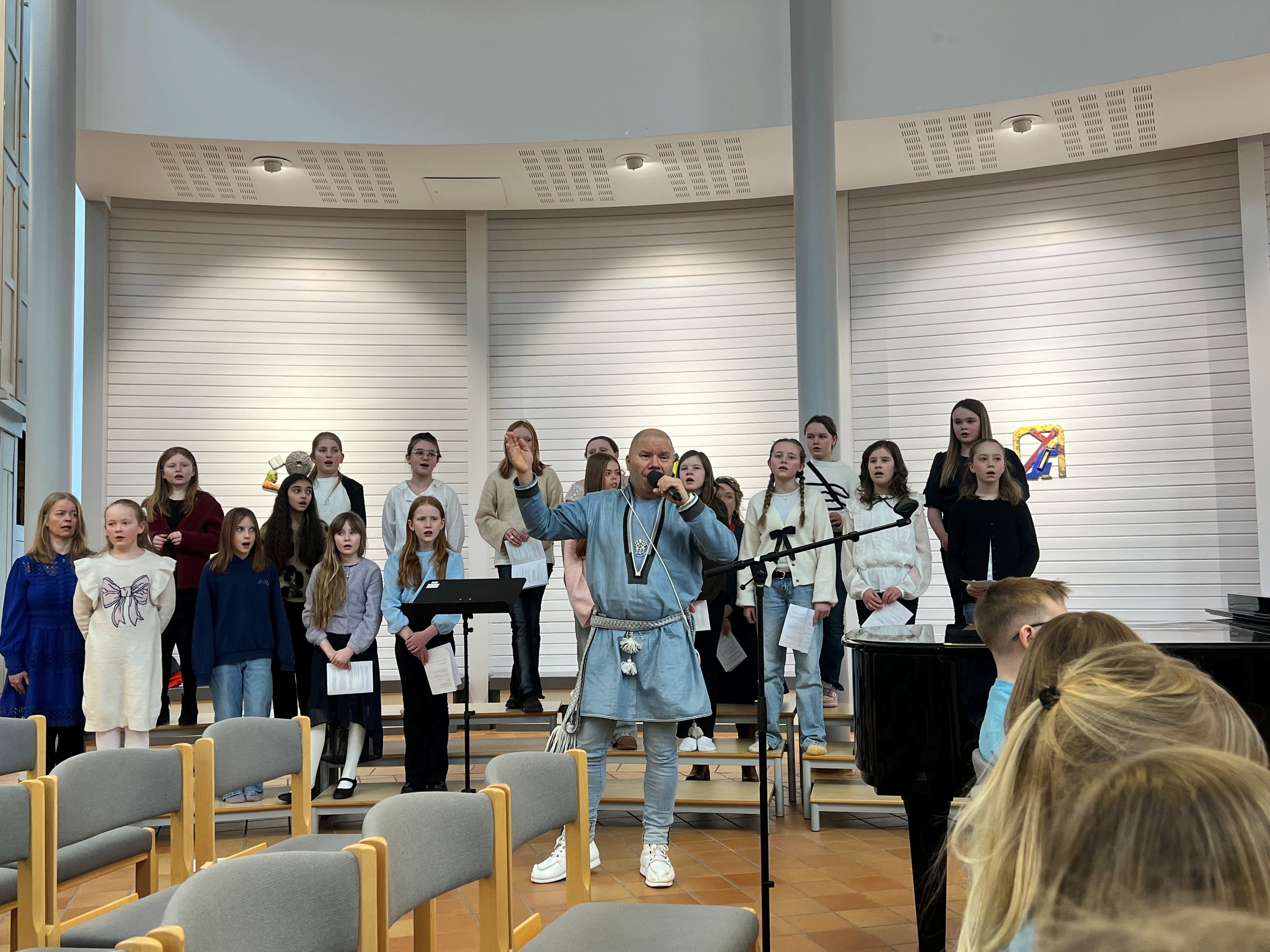 Kalle Urheim og Rønvik barnekor - markering av samefolkets dag i Rønvik kirke  8.02.26. Foto: Unn-Kristin Riedl Smeplass