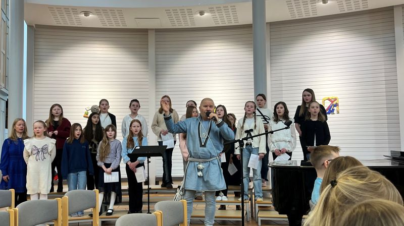 Kalle Urheim og Rønvik barnekor - markering av samefolkets dag i Rønvik kirke 8.02.26. Foto: Unn-Kristin Riedl Smeplass